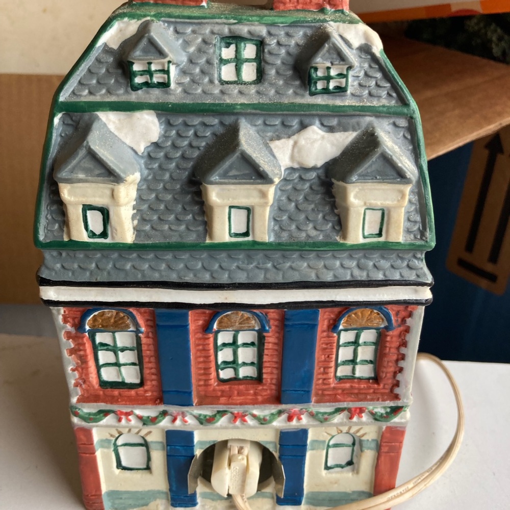 Ceramic Lighted Hotel House - Picture 4 of 5